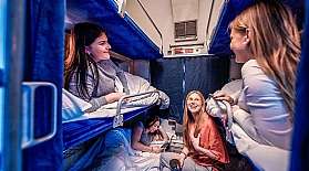 Reisegruppe im Liegewagen