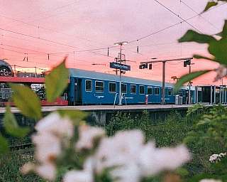 Der BTE AutoReiseZug steht in Hamburg-Altona zur Abfahrt bereit